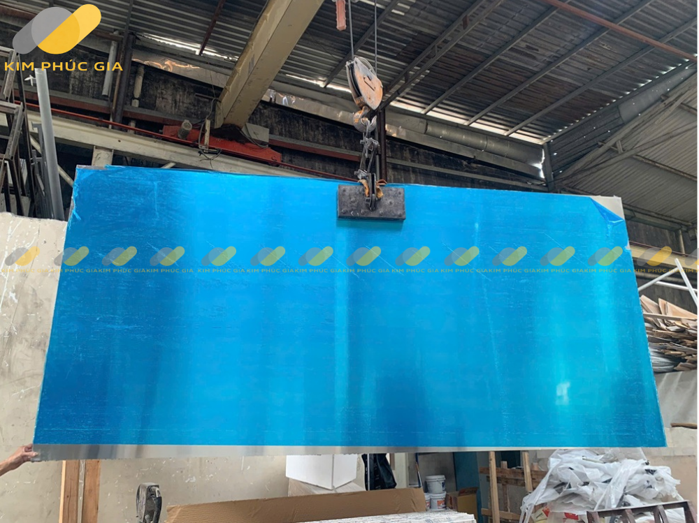 Nhôm tổ ong có rất nhiều ưu điểm về độ cứng, cách nhiệt, cách âm, chống ẩm...