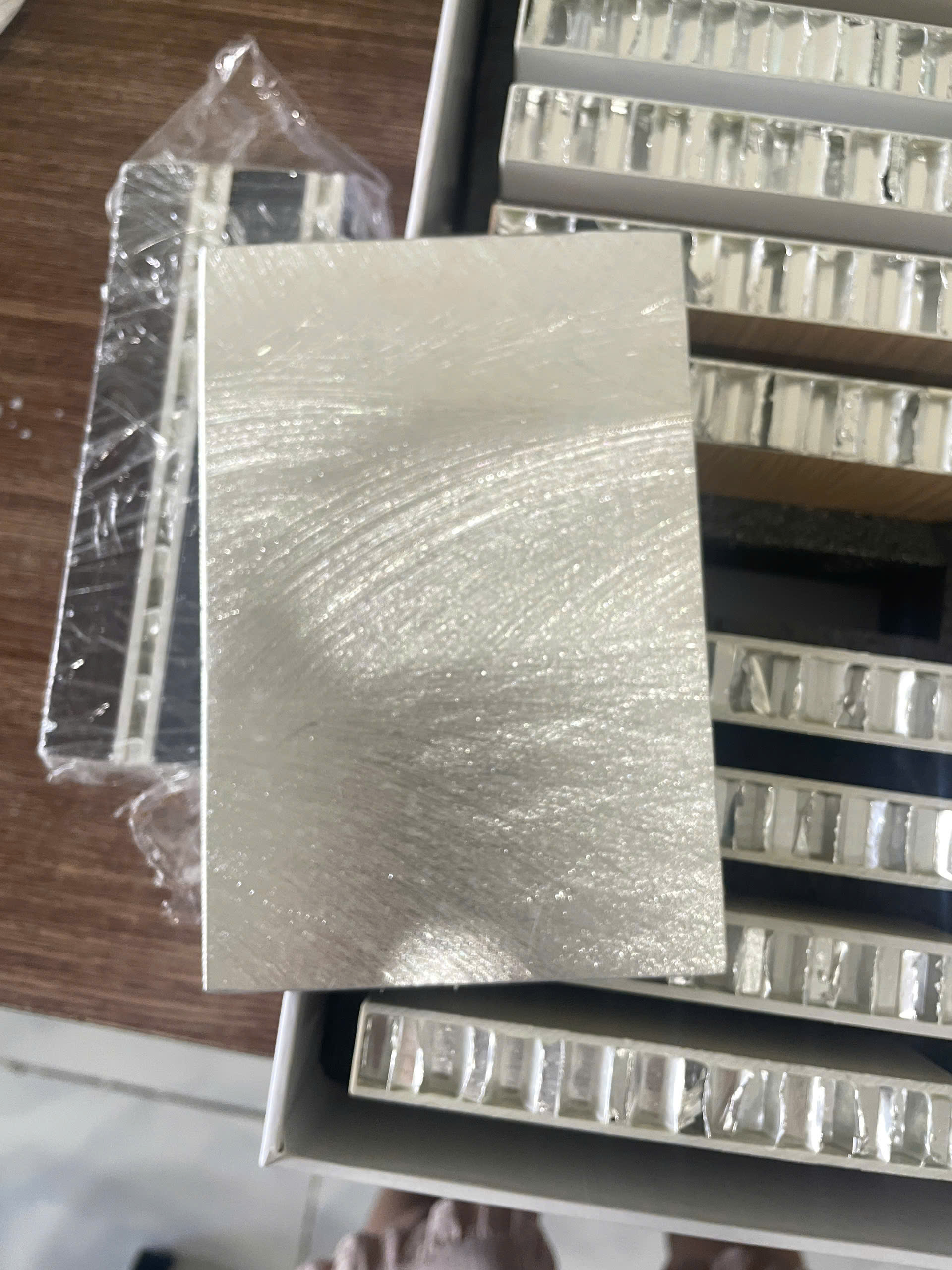 Nhôm tổ ong có bị ăn mòn không